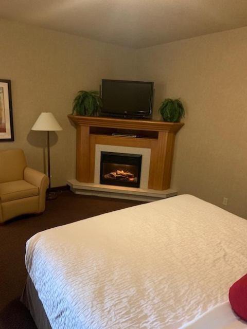 Clarion Pointe Hotel Rimbey Exterior photo
