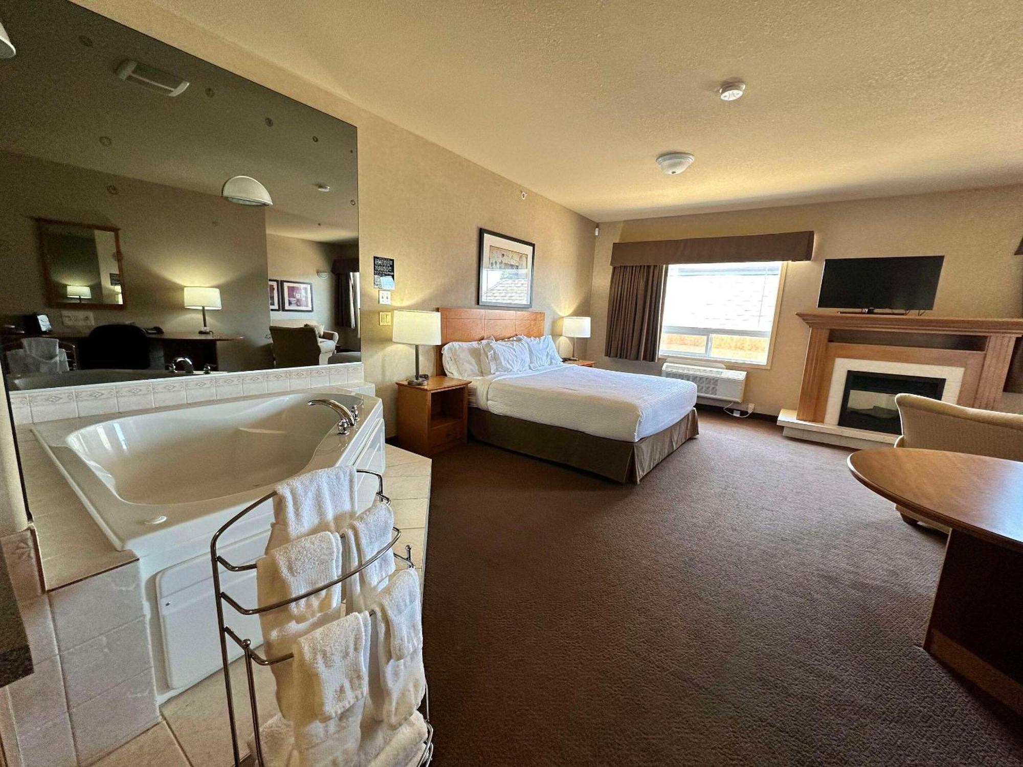 Clarion Pointe Hotel Rimbey Exterior photo