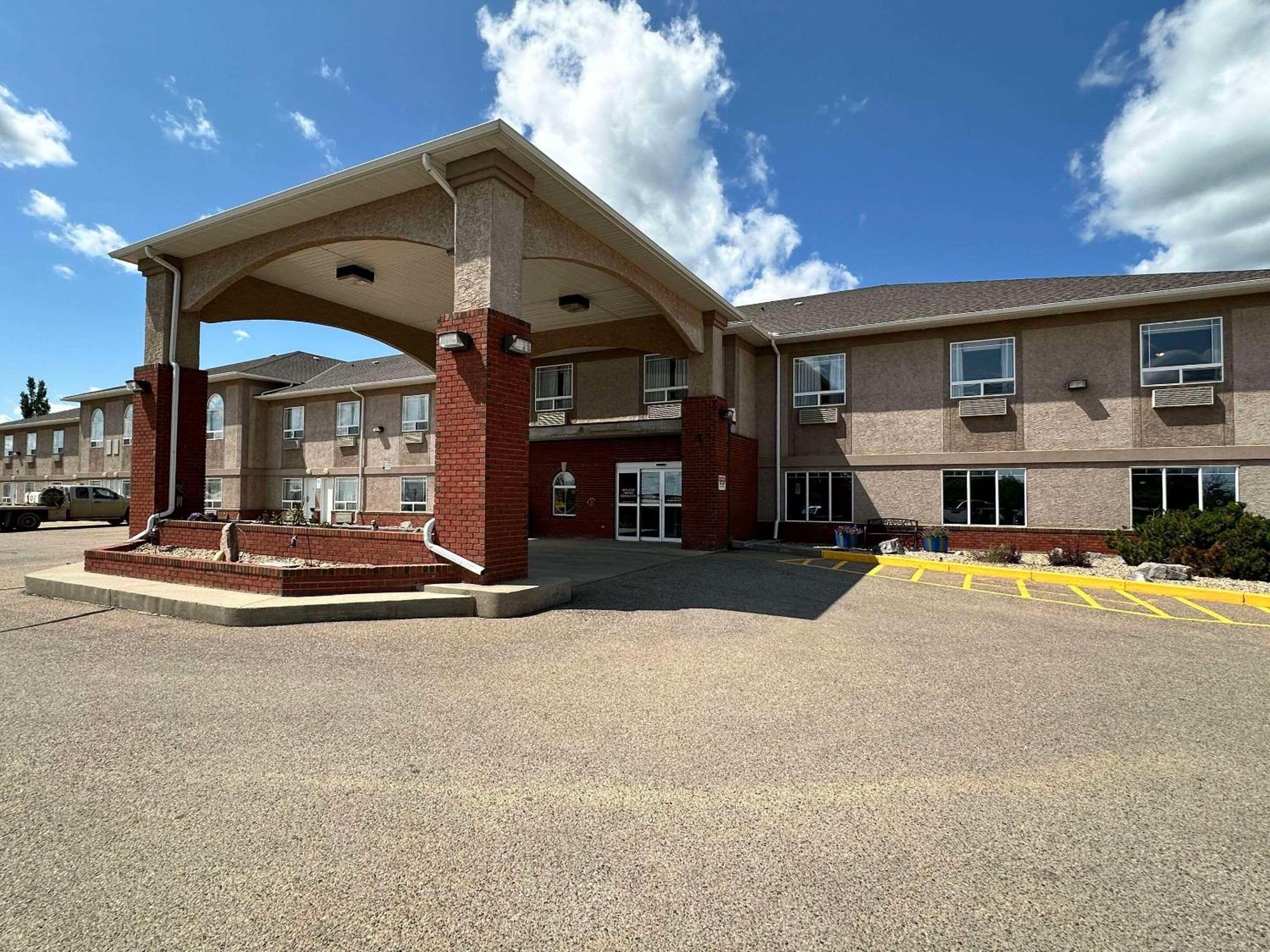 Clarion Pointe Hotel Rimbey Exterior photo